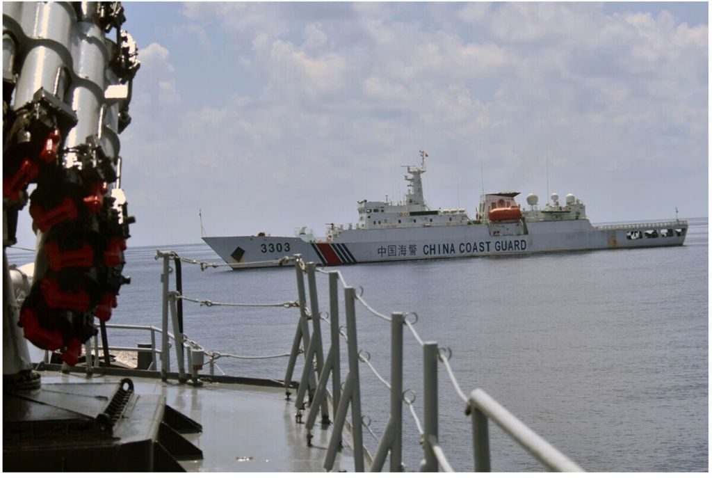 Kapal China Coast Guard 3303 melintas di dekat KRI Imam Bonjol 383 yang mencoba menangkap kapal nelayan Han Tan Cou 19038. Kapal nelayan asal China itu memasuki perairan Indonesia di Natuna, Kepulauan Riau, Jumat (17/6/2016). 