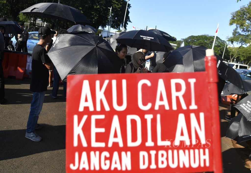 Aktivis Jaringan Solidaritas Korban untuk Keadilan (JSKK) menggelar aksi diam Kamisan ke-619 di depan Istana Merdeka, Jakarta, Kamis (23/1/2020). Dalam aksi yang menyuarakan keadilan bagi korban dan keluarga korban pelanggaran HAM tersebut juga ditegaskan bahwa Tragedi Semanggi I dan Semanggi II merupakan pelanggaran HAM berat yang harus diselesaikan.