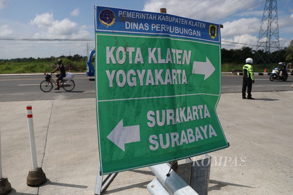 Rambu penunjuk arah dipasang di pintu keluar Ceper pada Jalan Tol Solo-Yogyakarta ruas Colomadu-Klaten di Kecamatan Ceper, Klaten, Jawa Tengah, Rabu (3/4/2024). Tol itu difungsikan secara terbatas untuk arus mudik dan balik Lebaran 2024.