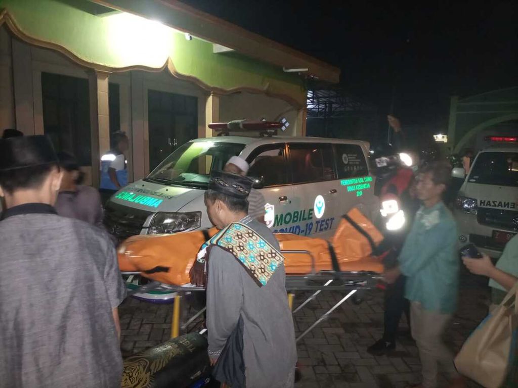 Jenazah Sri Mulyani, korban kecelakaan bus rombongan peziarah di Ciamis, Jawa Barat, tiba di rumah duka di Kampung Ceplak, Desa Sukamulya, Kabupaten Tangerang, Banten, Minggu (22/5/2022).