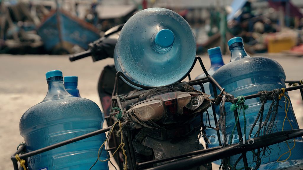 Galon air kemasan berbahan polikarbonat siap diantarkan ke pelanggan di Cilincing, Jakarta Utara, Rabu (21/9/2022). Sebanyak 100 galon diisi ulang dari air bersih yang dipasok dari Bogor. Pengisian satu galon berlangsung tiga menit, galon isi ulang dijual Rp 4.000. Air kemasan galon guna ulang yang tercemar Bisphenol A atau BPA dikhawatirkan mengancam kesehatan masyarakat. 