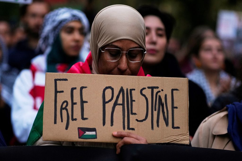 Seorang wanita memegang poster bertuliskan "Bebaskan Palestina" saat protes mendukung rakyat Palestina di Barcelona, Spanyol, Sabtu (4/11/2023). 