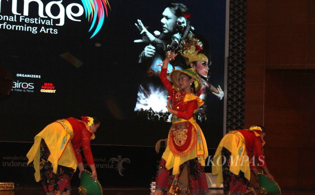 Sanggar SD Negeri 01 Cibono, Jakarta Selatan, menampilkan Tari Jentrik Tani dalam sosialisasi Festival IndoFringe di Gedung Sapta Pesona, Jakarta, Selasa (25/7/2023). Festival ini akan menggelar 3.000 pertunjukan di 200 lokasi di DKI Jakarta dan Bali.