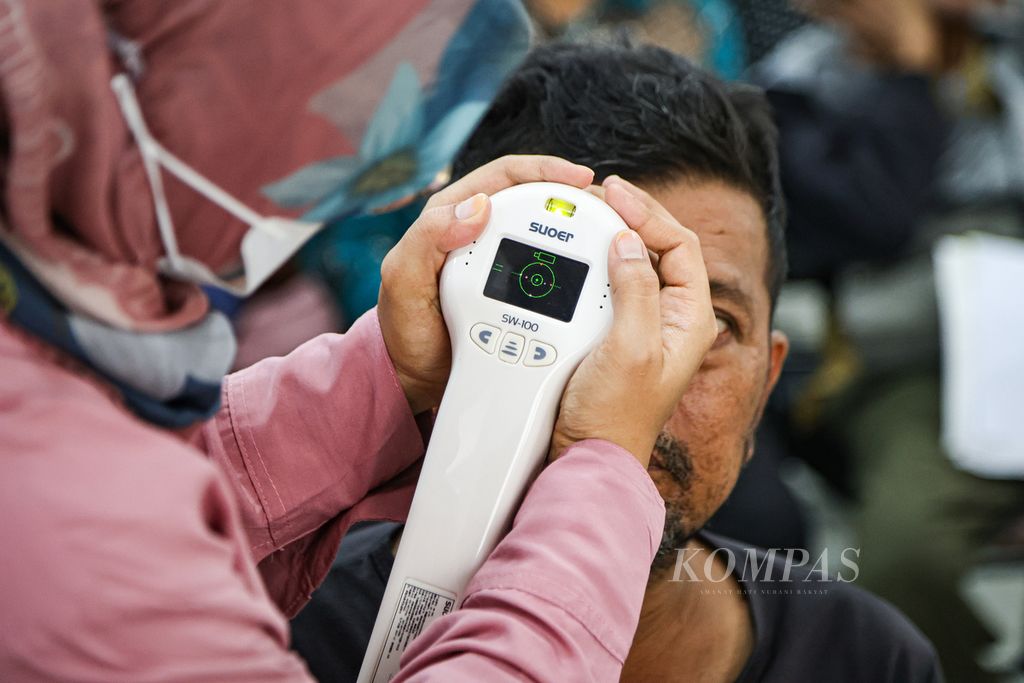 Tenaga kesehatan memeriksa katarak pada mata pasien di RSUD Tamansari, Jakarta Barat, Selasa (5/3/2024).