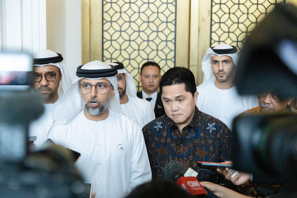 Menteri Energi dan Infrastruktur UEA Suhail Mohammed Faraj al-Mazrouei (tengah, kiri) bersama Menteri BUMN Erick Thohir (berbaju batik) memberikan keterangan kepada media seusai diskusi yang digelar Kedutaan Besar UEA di Jakarta, Kamis (1/2/2024).