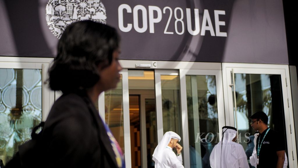 A person crosses one of the rooms in the venue of the 28th Conference of the Parties (COP28) on Climate Change in Dubai, United Arab Emirates, on Thursday (30/11/2023). Negotiations at COP28 will take place for two weeks, from November 30th to December 12th, 2023.