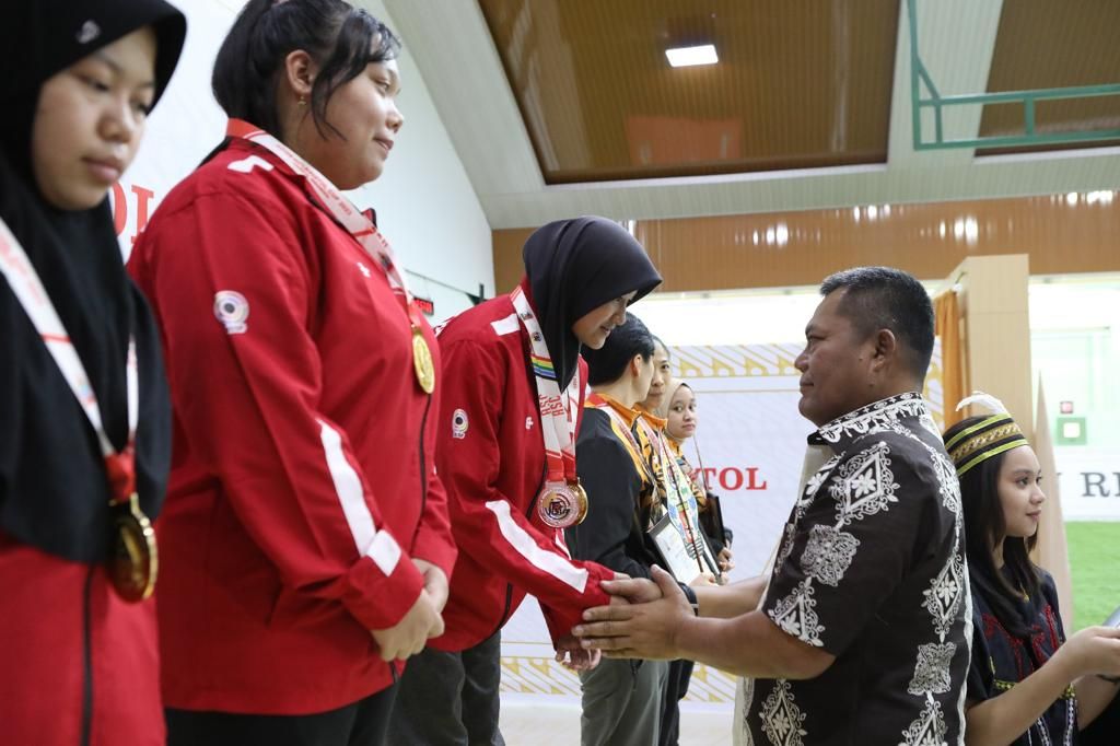 Penyerahan medali emas pada nomor Air Pistol tim putri 10 meter yang disii oleh Rihadatul Asyifa/Lily Sulistyadewi Tirthajaya /Arista Perdana Putri Darmoyo di Piala Asia Menembak Rifle/Pistol 2023, di Lapangan Tembak Senayan, Jakarta, Selasa (7/3/2023).