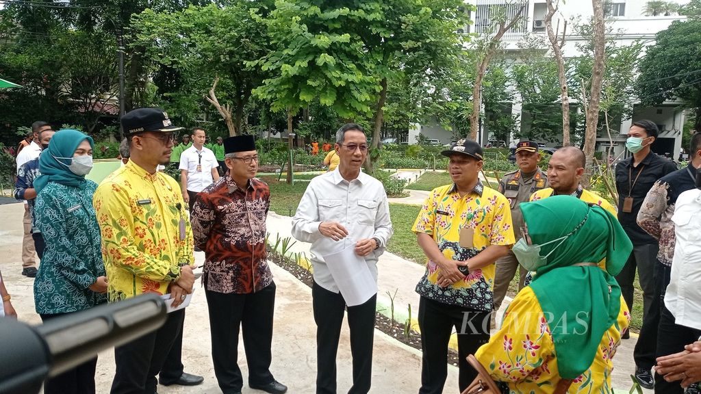 Penjabat Gubernur DKI Jakarta Heru Budi Hartono meninjau taman hasil penataan kawasan di Kelurahan Kembangan Selatan, Jakarta Barat, Kamis (19/1/2023).