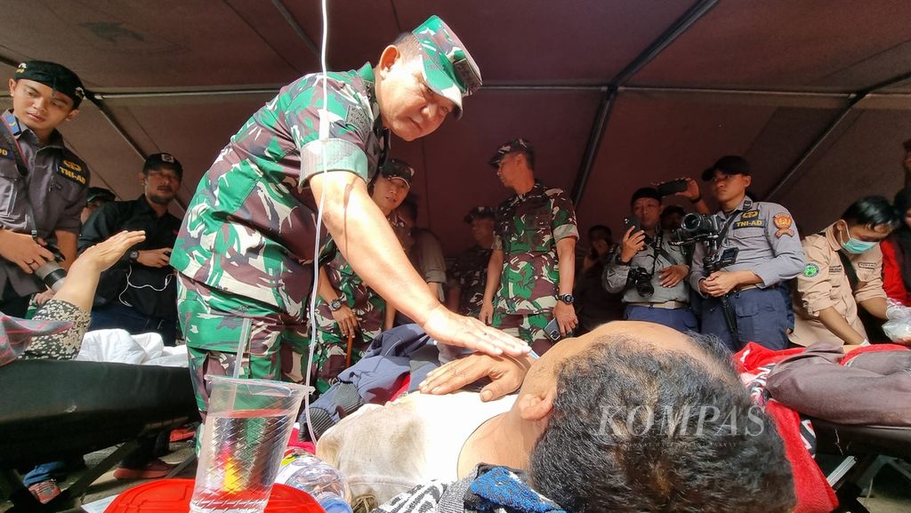 Kepala Staf TNI Angkatan Darat Jenderal Dudung Abdurachman memberikan semangat kepada penyintas yang dirawat di tenda darurat Rumah Sakit Umum Daerah Sayang, Cianjur, Jawa Barat, Selasa (22/11/2022)