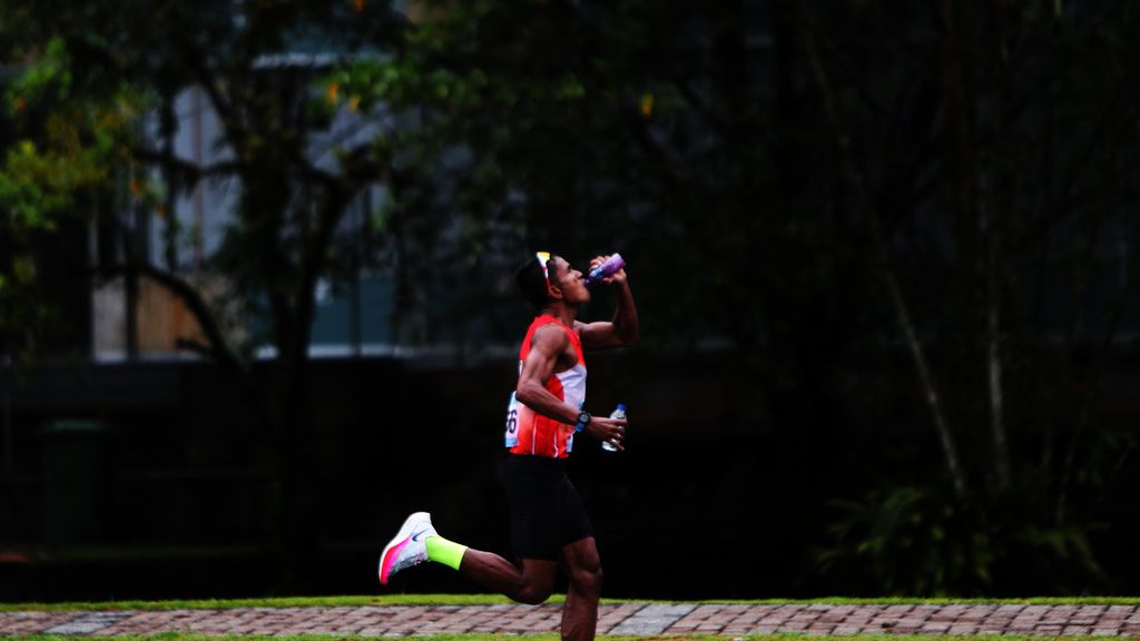 Pelari DKI Jakarta, Takkas Sianipar, saat berlari untuk menyelesaikan nomor lari maraton putra cabang atletik PON Papua 2021 di Kuala Kencana, Area PT Freeport Indonesia, Kabupaten Timika, Papua, Sabtu (9/10/2021). 