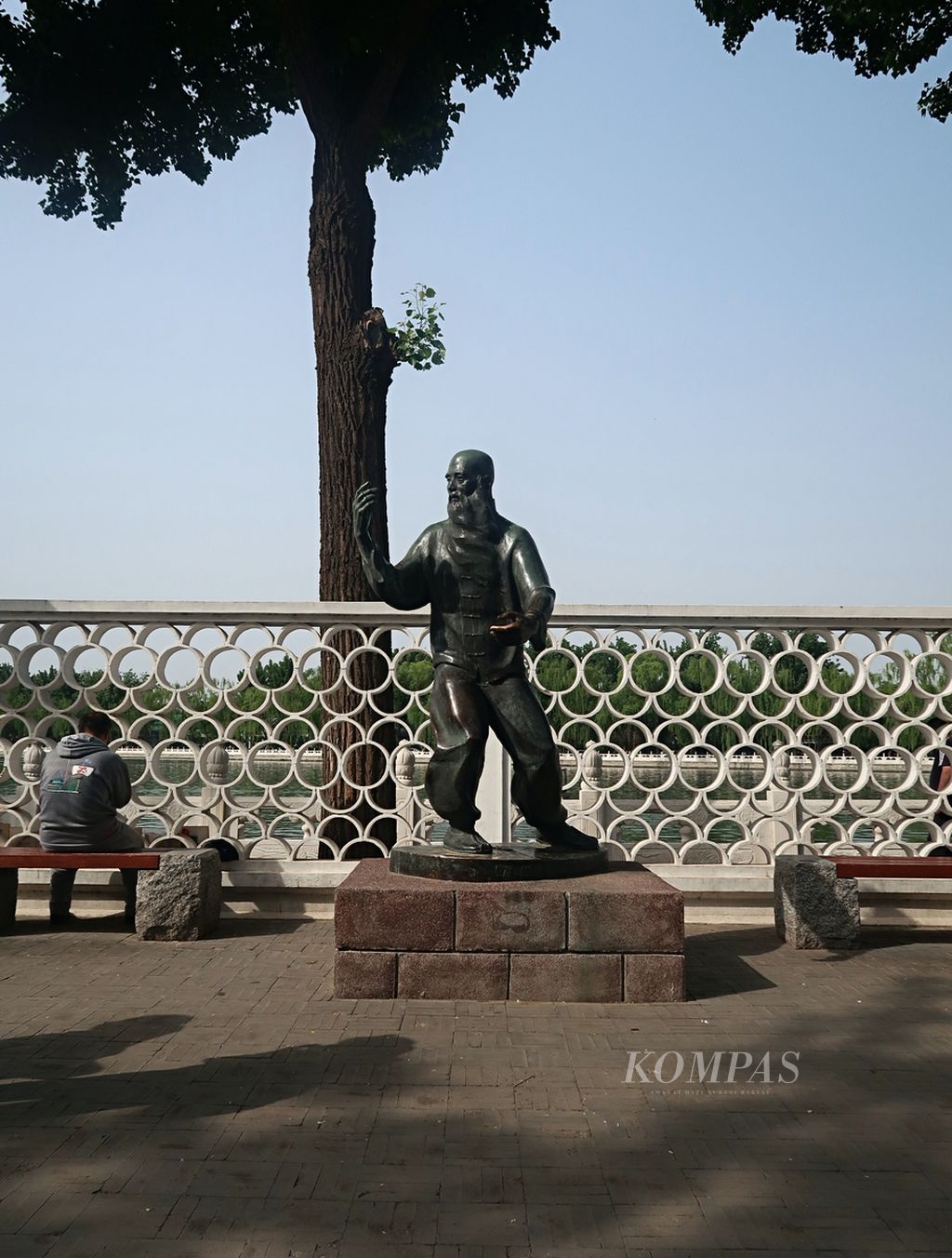 Terlihat patung laki-laki melakukan gerakan tai chi terpasang di Shichahai, sebuah area dengan pemandangan indah nan bersejarah, di Distrik Xicheng, Beijing, China, Selasa (2/5/2023).