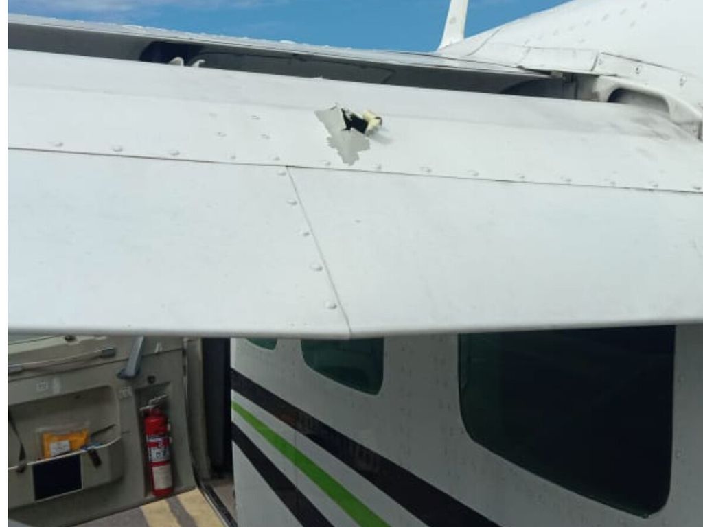 Tampak pesawat Smart Aviation yang ditembaki kelompok kriminal bersenjata saat mendarat di Bandara Pogapa, Distrik Homeyo, Kabupaten Intan Jaya, Papua Tengah, Selasa (18/7/2023). 