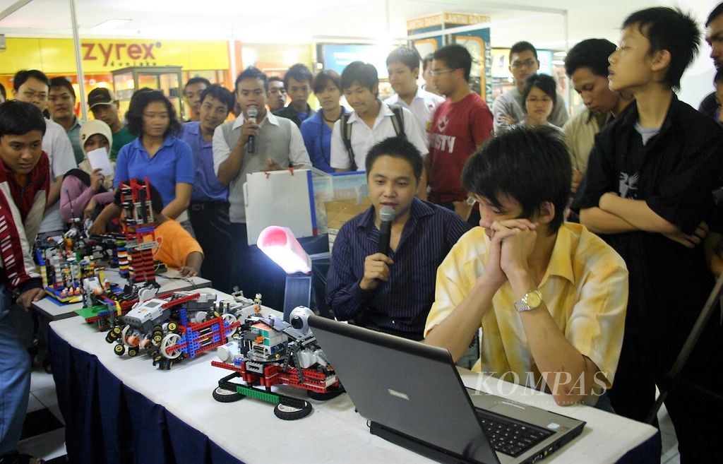 Pengunjung meminati peragaan robot Amazing Race bertajuk Regional Robot Olimpiade 2008 di Hi-Tech Mall Surabaya,