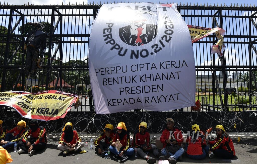 Elemen buruh yang tergabung dalam Gerakan Buruh Bersama Rakyat menggelar aksi di depan Gedung DPR, Senayan, Jakarta (10/1/2023). Dalam aksi tersebut para buruh menyerukan agar DPR tidak menyetujui Perppu Cipta Kerja yang ditetapkan oleh presiden. 