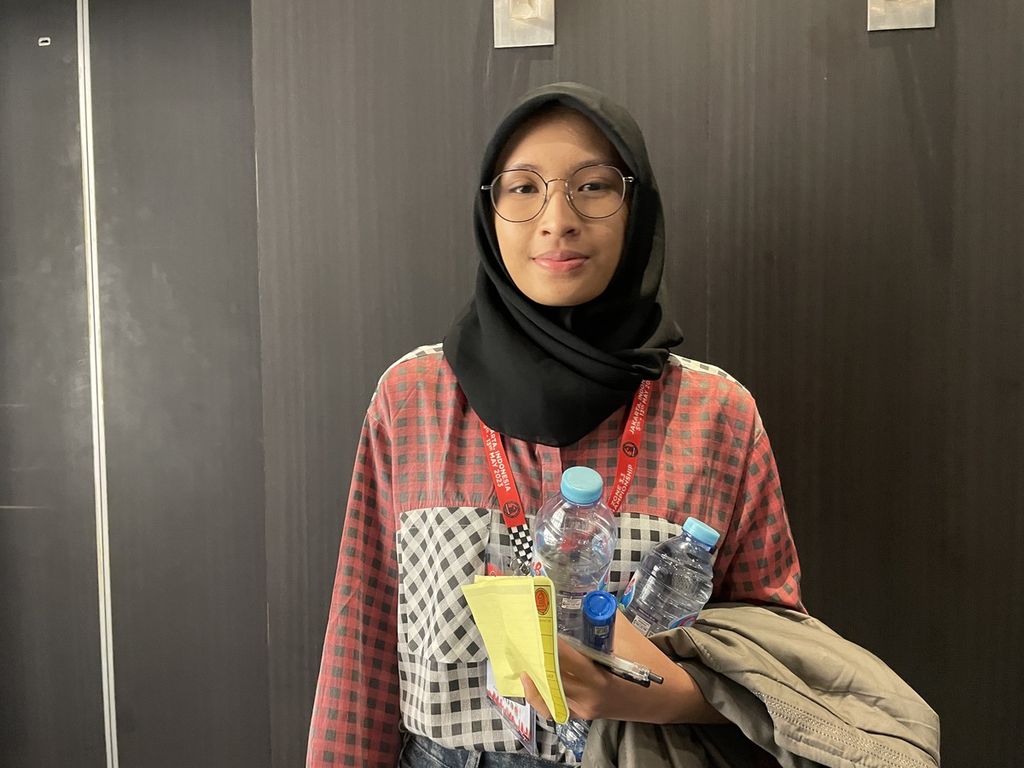 Pecatur muda non-gelar Indonesia, Laysa Latifah, berpose seusai menorehkan kemenangan dalam babak kedua Kejuaraan Catur Zona 3.3 Asia di Hotel Century Park, Jakarta, Minggu (7/5/2023).