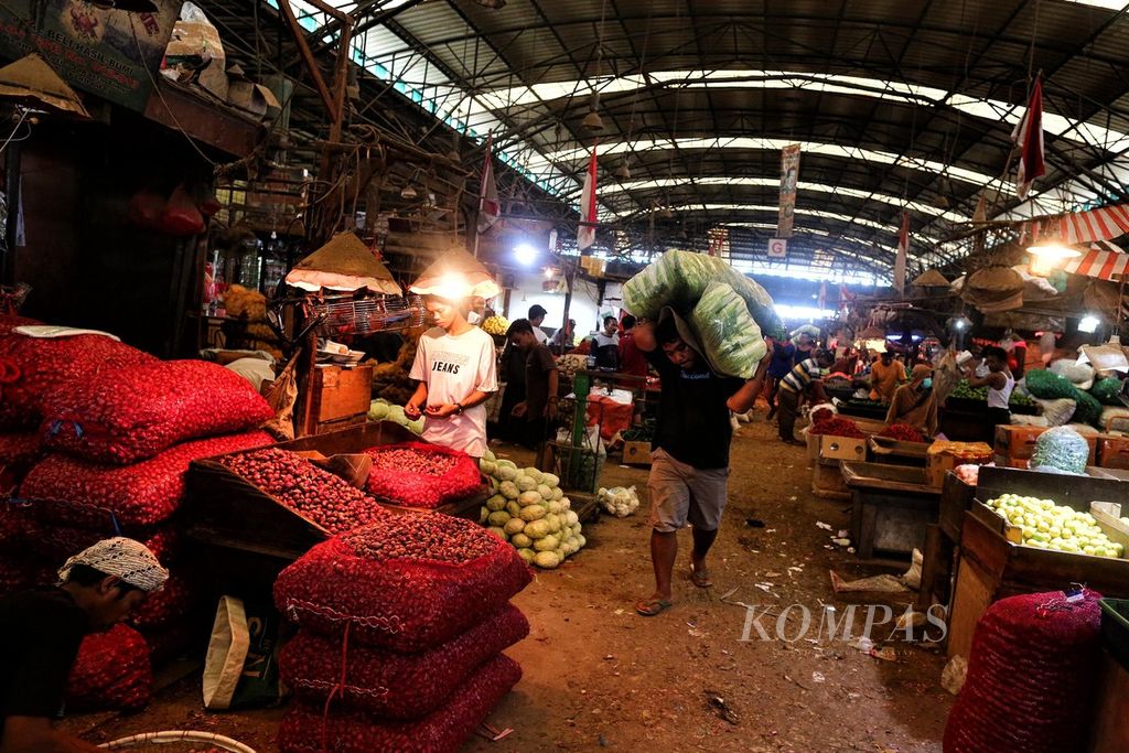Suasana kesibukan di Pasar Induk Kramatjati, Jakarta Timur, Minggu (9/1/2022).