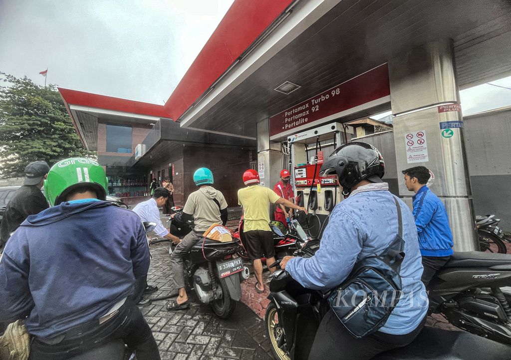 An officer serves the subsidized Pertalite fuel filling at a gas station in the Kemanggisan area, West Jakarta, on Wednesday (17/01/2024). The realization of subsidies in 2023 reached IDR 159.6 trillion, while in 2024 the value of subsidies increased to IDR 186.9 trillion or a 28.6 percent increase.