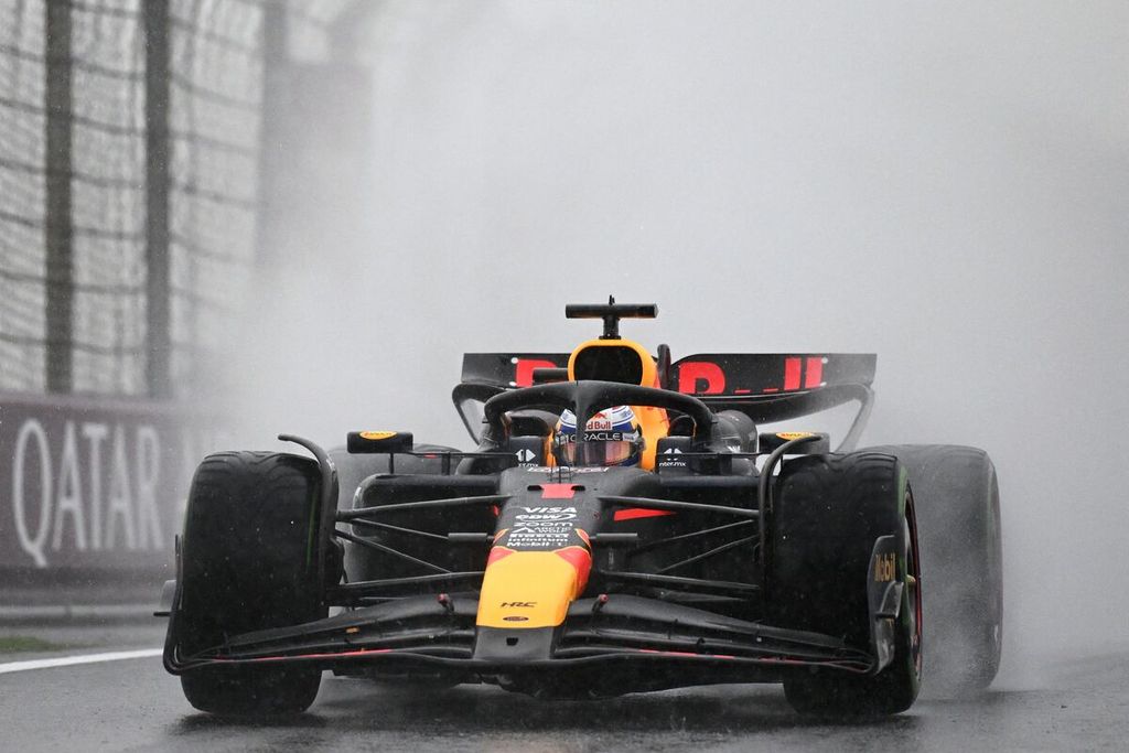 Pebalap Red Bull Max Verstappen memacu mobilnya di lintasan basah saat kualifikasi sprint balap Formula 1 seri China di Shanghai, Jumat (19/4/2024). 