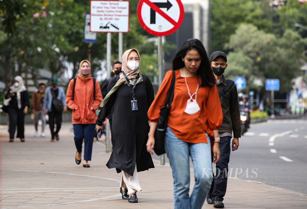 Para pekerja bergegas menuju kantor dari Stasiun Sudirman, Jakarta Pusat, Rabu (26/4/2023). 