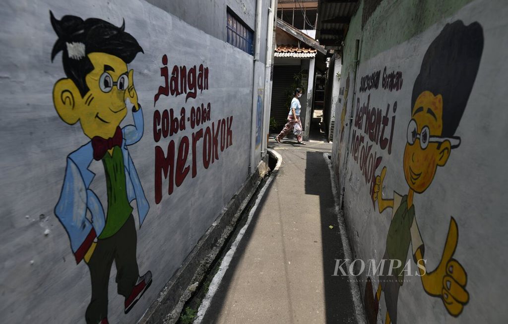 Mural bertema kawasan bebas asap rokok menghiasi permukiman warga di Kelurahan Kayu Manis, Matraman, Jakarta Timur, Kamis (7/10/2021). 