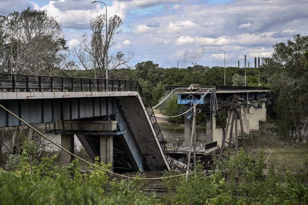 Sebuah jembatan yang menghubungkan kota Lysychansk dengan kota Sievierodonetsk terputus di tengah gempuran Rusia di wilayah Donbas, Ukraina timur, 22 Mei 2022. 