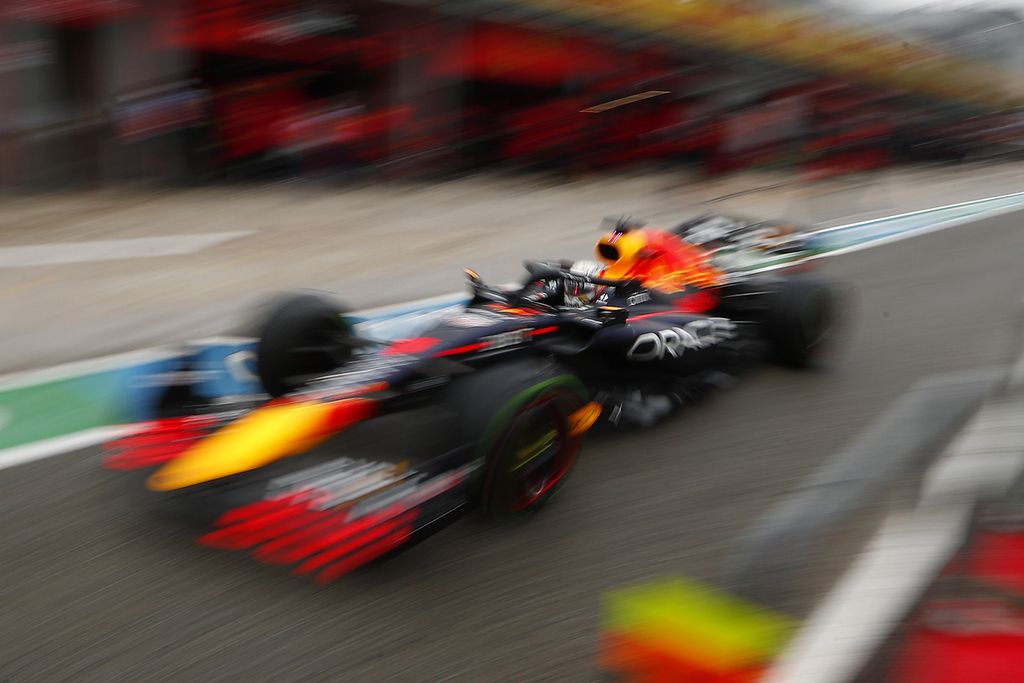 Pebalap Red Bull, Max Verstappen, mengemudikan mobilnya di jalur pit pada balapan Formula 1 seri Emilia Romagna di Sirkuit Imola, Italia, Jumat (22/4/2022).
