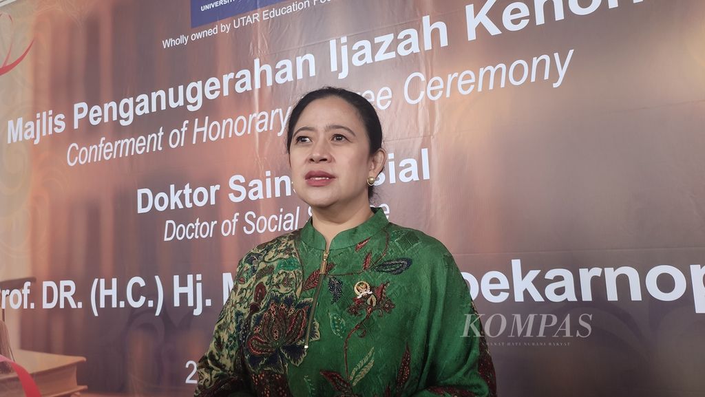 Ketua DPR  Puan Maharani mendampingi ibunya, Megawati Soekarnoputri, dalam acara penganugerahan gelar doktor kehormatan dari Universiti Tunku Abdul Rahman, Selangor, Malaysia, Senin (2/10/2023). 