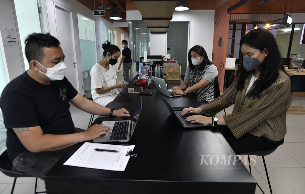 Sejumlah karyawan bekerja di ruang kerja bersama (<i>coworking space</i>) Impact Hub di kawasan Setiabudi, Jakarta Selatan, Kamis (25/11/2021). Pandemi Covid-19 turut membuat pengelola <i>coworking space </i>melakukan penyesuaian dan adaptasi. 