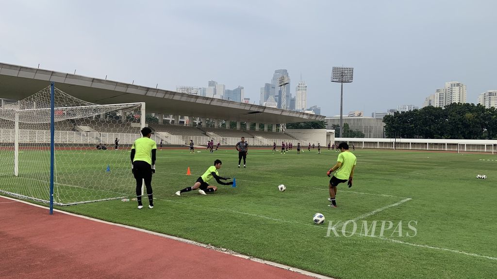 Kiper timnas U-23 berlatih reaksi saat menangkap bola di Stadion Madya, Jakarta, Selasa (12/4/2022). Sebanyak 29 pemain dipanggil untuk memperkuat timnas U-23 dalam rangka menuju SEA Games Vietnam 2021.