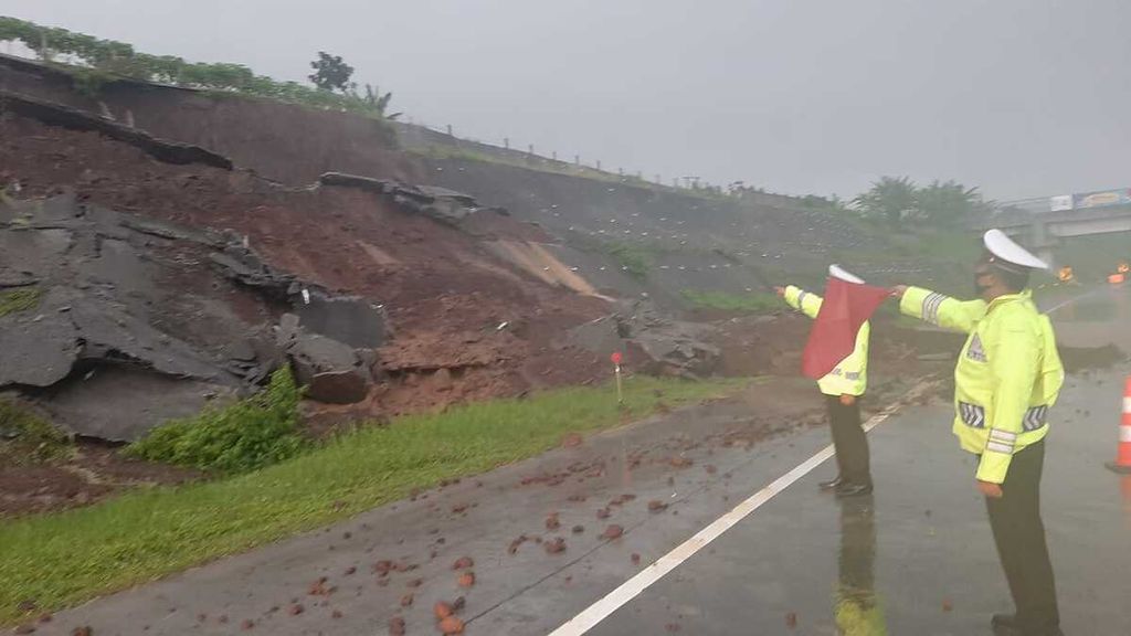 Hujan deras memicu tebing longsor dan genangan di Jalan Tol Pandaan-Malang Km 78/A dan B, di perbatasan Kabupaten Malang-Pasuruan, Jawa Timur, Selasa (8/3/2022) sore. Akibatnya, ruas tol di lokasi bencana ditutup dan arus kendaraan dari dua arah terpaksa dialihkan melalui Jalan Raya Surabaya-Malang.