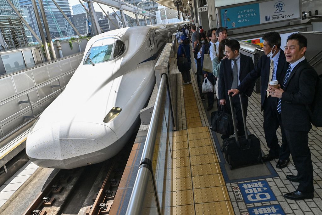 Penumpang menunggu di peron saat kereta cepat Kodama atau shinkansen ke Nagoya tiba untuk mengangkut penumpang di stasiun pusat Tokyo, Jepang, 17 April 2024. 