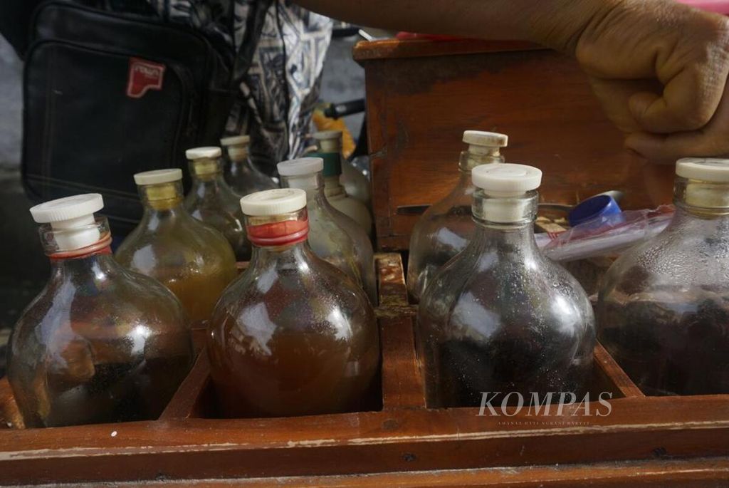 Bottles of herbal medicine brought by herbal medicine vendors in Magelang City, Sunday (22/3/2020).