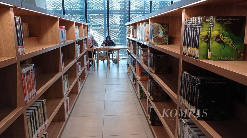Pengunjung dan deretan koleksi buku milik Perpustakaan Jakarta dan Pusat Dokumentasi Sastra HB Jassin di Pusat Kesenian Jakarta Taman Ismail Marzuk, Jakarta Pusat, Jumat (20/10/2023).
