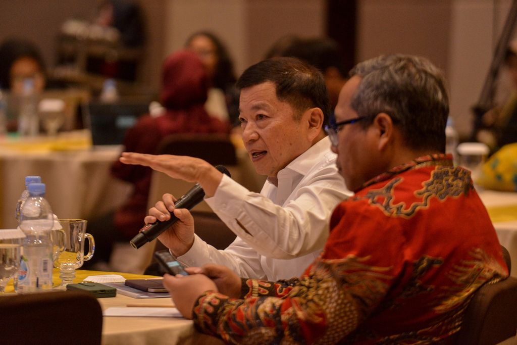 Menteri Perencanaan Pembangunan Nasional (PPN)/Kepala Badan Perencanaan Pembangunan Nasional (Bappenas) Suharso Monoarfa bertanya di tengah acara Forum Group Discussion Bappenas bekerja sama dengan harian <i>Kompas </i>di Hotel Santika Hayam Wuruk, Jakarta Barat, Senin (29/5/2023). 