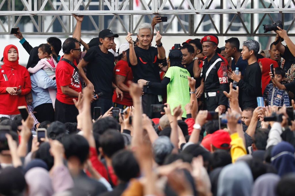 Bakal calon presiden dari Partai Demokrasi Indonesia Perjuangan, Ganjar Pranowo, menyapa warga Jember di Alun-Alun Jember, Jawa Timur, Minggu (7/5/2023).