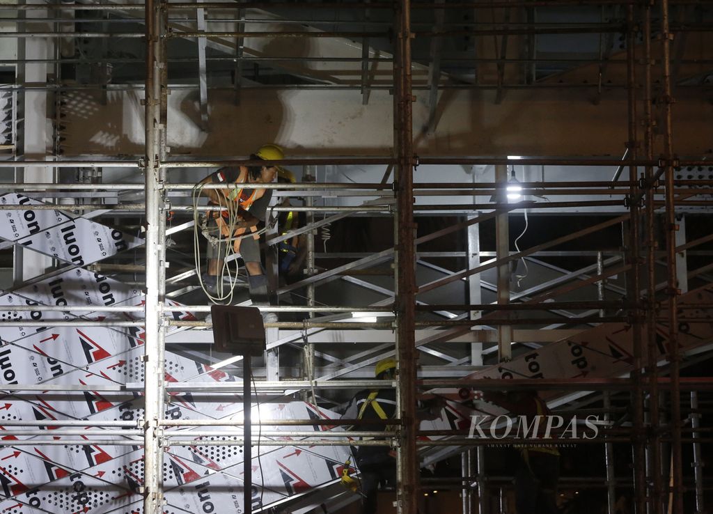 Pekerja menyelesaikan renovasi fasilitas umum di kawasan Bundaran Hotel Indonesia, Jakarta, Kamis (15/9/2022). 