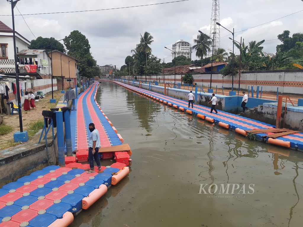Aktivitas di Sungai Sekanak, Palembang, Sumatera Selatan, Rabu (26/1/2022). Upaya revitalisasi sungai dilakukan untuk mencegah banjir dan mengembalikan fungsi sungai seperti sedia kala.