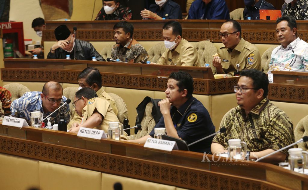 Menteri Dalam Negeri Tito Karnavian (tengah) didampingi Sekjen Kemendagri Suhajar Diantoro (dua dari kiri) bersama Ketua Komisi Pemilihan Umum Hasyim Asyari (kiri), Ketua Badan Pengawas Pemilu Ahmad Bagja (kanan), dan Ketua Dewan Kehormatan Penyelenggara Pemilu Muhammad (dua dari kanan) mengikuti rapat kerja dengan Komisi II DPR di Kompleks Parlemen, Senayan, Jakarta, Selasa (7/6/2022). Rapat membahas rencana peraturan KPU tentang tahapan dan jadwal Pemilu 2024.