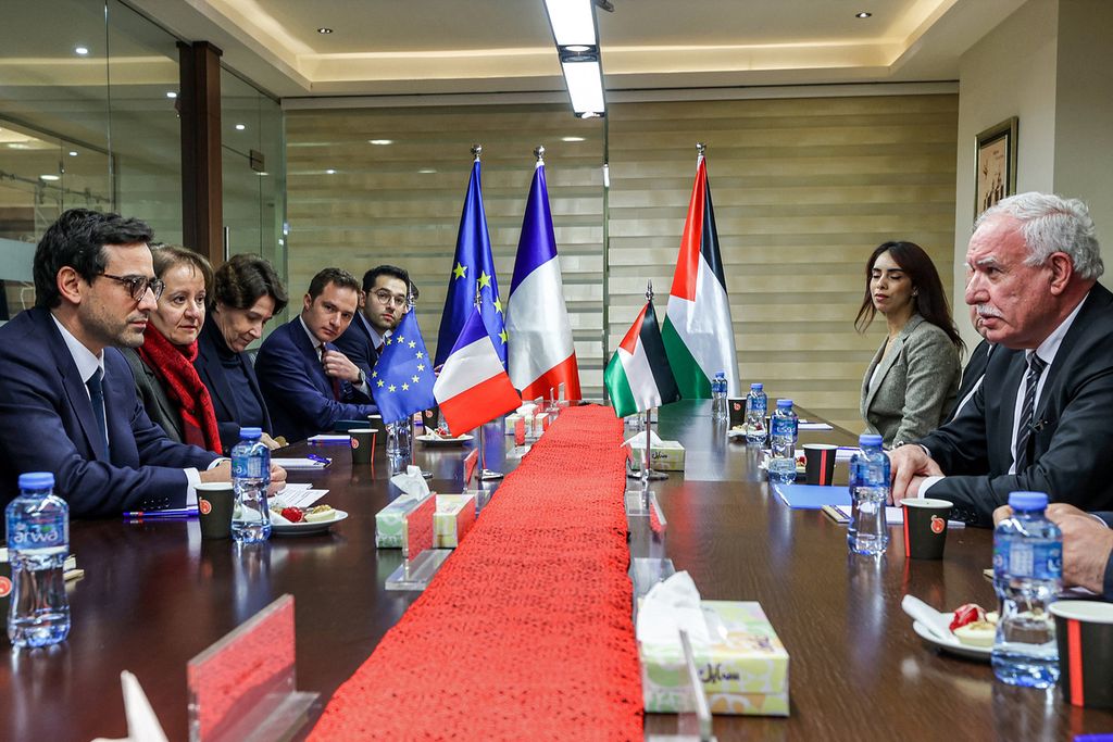 Menteri Luar Negeri Palestina Riyad al-Maliki (kanan) bertemu dengan Menteri Eropa dan Luar Negeri Perancis Stephane Sejourne (kiri) beserta delegasinya di markas besarnya di kota Ramallah, Tepi Barat, yang diduduki pada 5 Februari 2024. 