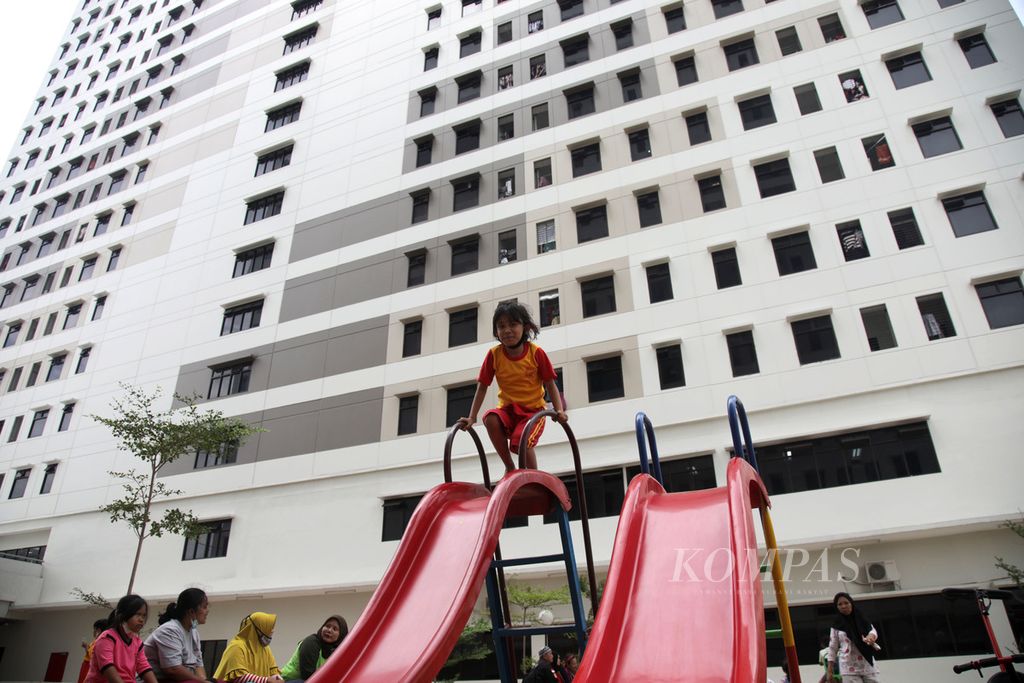 Anak-anak bermain di kompleks Rusunawa Penjaringan, Jakarta Utara, seusai shalat Jumat, 19 Agustus 2022. 