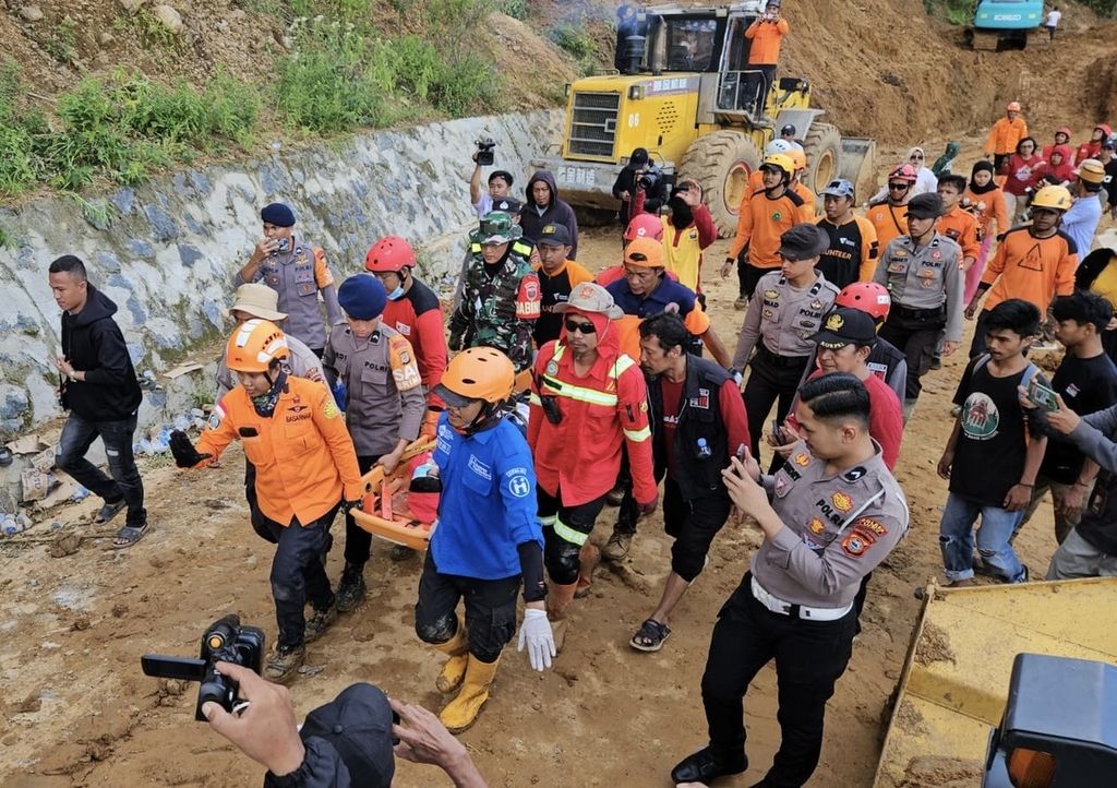 Tim SAR gabungan mengevakuasi korban longsor di Kecamatan Bastem Utara, Luwu, Sulawesi Selatan, Selasa (27/2-2024). Hingga hari ketiga pascalongsor, pencarian korban terus dilakukan. 