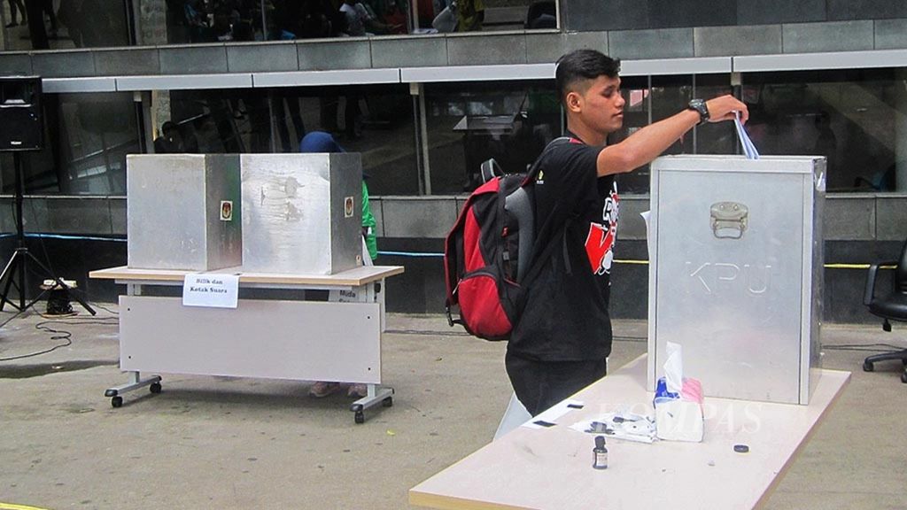 Para pemilih muda melakukan simulasi pemilu di halaman perpustakaan Universitas Indonesia, Depok, Minggu (4/12/2016) dalam rangkaian kegiatan Rock The Vote Indonesia bertema “Pemilih Muda Sadar Gender”. 