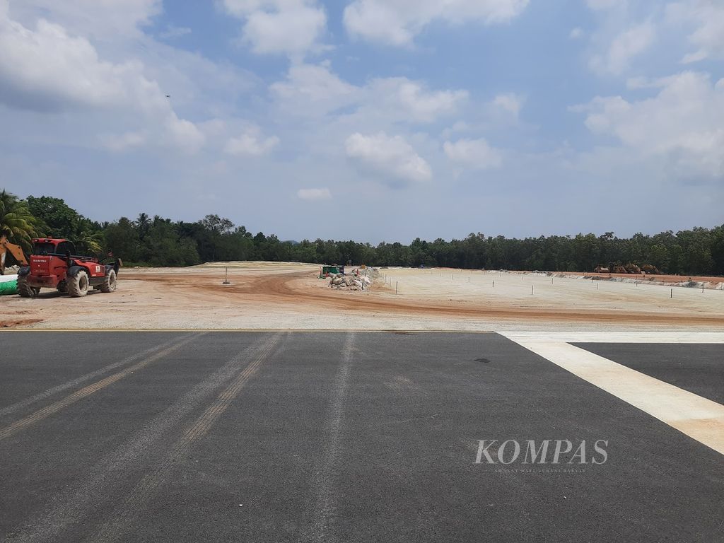 Landasan pacu yang sedang dibangun di Bandara Raja Haji Abdullah, Kepulauan Riau, Minggu (13/8/2023). 