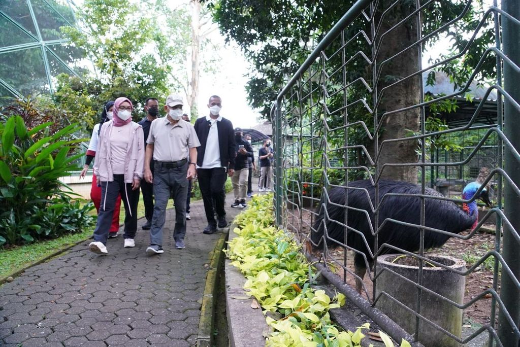 Wakil Presiden Ma'ruf Amin dan Nyonya Wury serta perangkat terbatas berolahraga jalan santai menyusuri kawasan Taman Mini Indonesia Indah di Jakarta, Sabtu (19/3/2022).