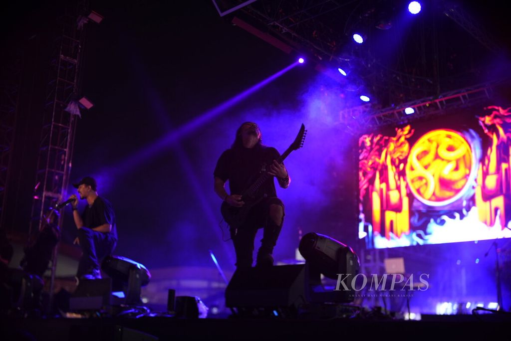 Band metal Deadsquad tampil dalam IIMS 2023 Infinite Live di Jakarta International Expo, Kemayoran, Jakarta Pusat,  Jumat (17/2/2023). Band ini juga berkolaborasi dengan Isyana Sarasvati.