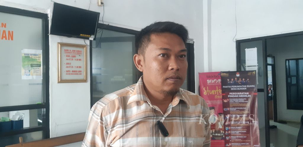 Rio Budiarto, Kuwu (Kepala Desa) Bunder, saat diwawancarai di Desa Bunder, Kecamatan Susukan, Kabupaten Cirebon, Jawa Barat, Jumat (19/1/2024).