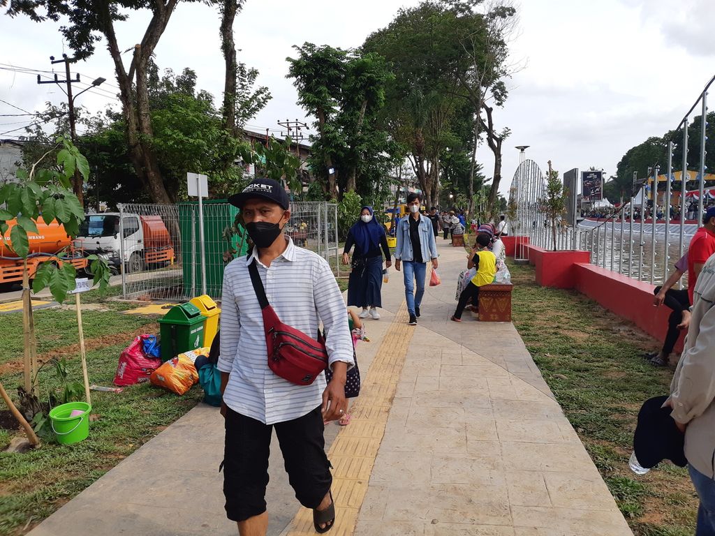 Warga berjalan kaki di jalur Taman Sekanak-Lambidaro di Kota Palembang, Sumatera Selatan, Sabtu (5/2/2022). Jalur ini menjadi obyek wisata baru bagi warga.