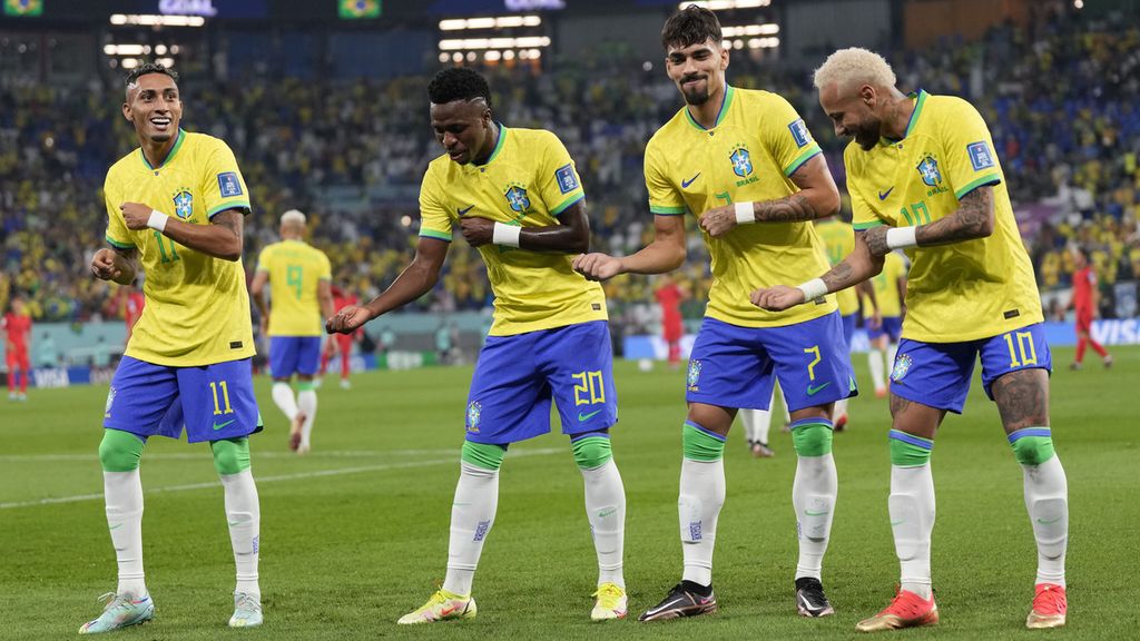 Para pemain Brasil (dari kiri ke kanan), Raphinha, Vinicius Jr, Lucas Paqueta, dan Neymar Jr, menari bersama setelah Vinicius mencetak gol pertama tim nasional Brasil ke gawang Korea Selatan pada laga babak 16 besar Piala Dunia Qatar 2022 di Stadium 974, Doha, Qatar, Senin (5/12/2022). 