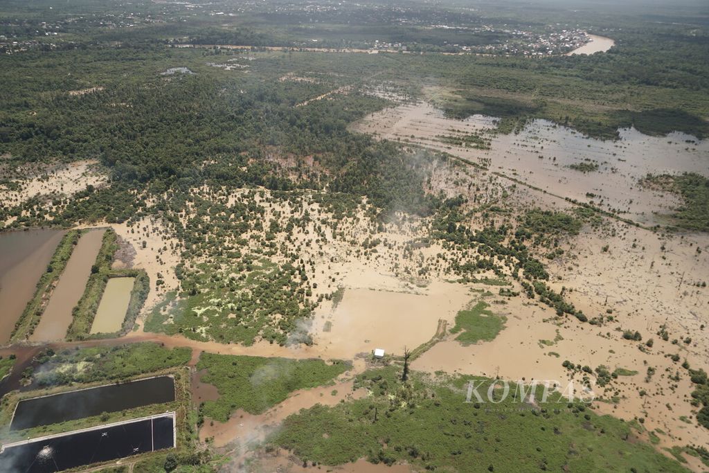 Salah satu kawasan perkebunan sawit di Kabupaten Lamandau, Kalimantan Tengah, terendam banjir akibat luapan Sungai Lamandau, 9 September 2020. Banjir juga menutup beberapa akses wilayah di Lamandau.
