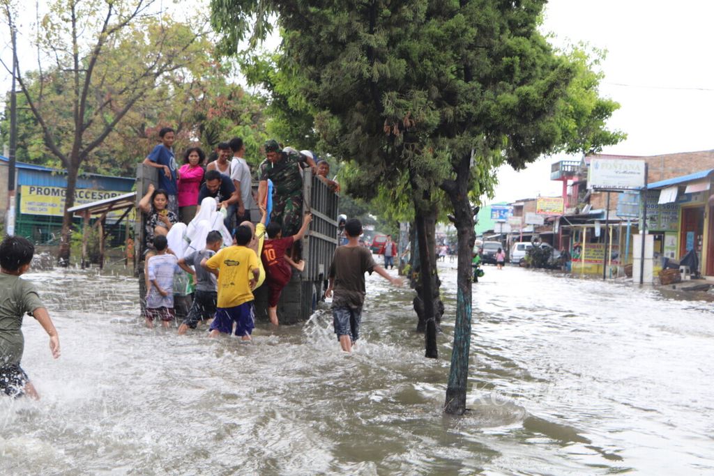 Banjir setinggi 50 sentimeter menggenangi Jalan Rawe dan ratusan rumah warga di Kecamatan Medan Labuhan, Medan, Sumatera Utara, Rabu (29/1/2020).